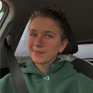 Meet your Posher, Cassandra